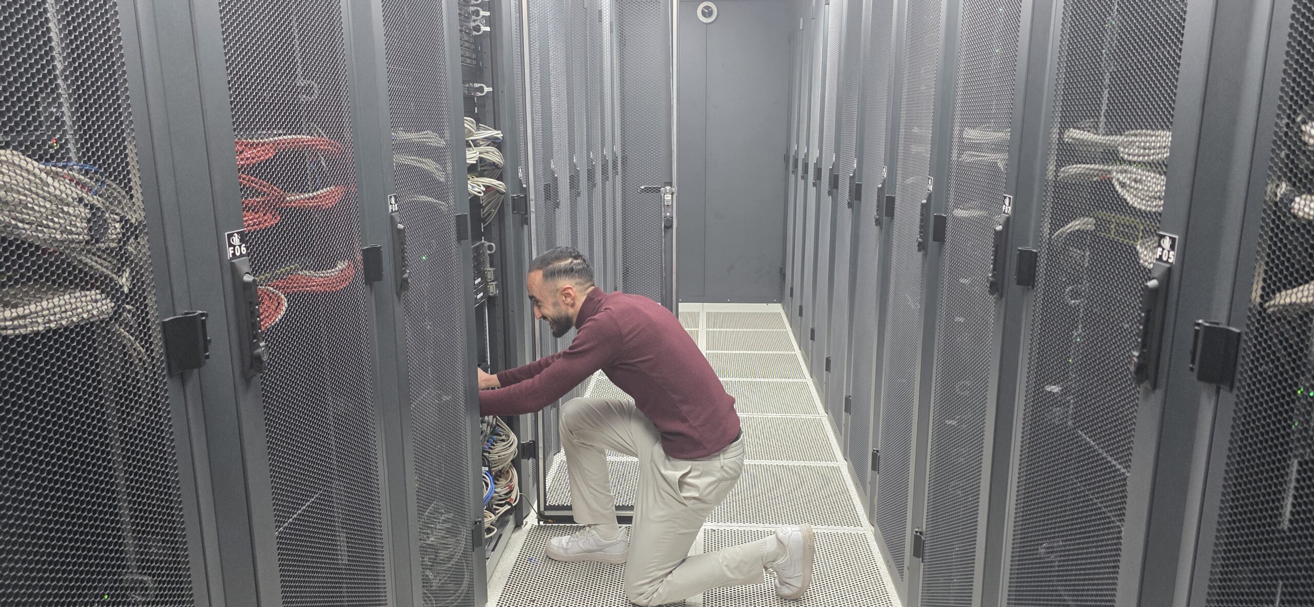 Technicien expert NeoByteServices effectuant une intervention sur des baies de serveurs sécurisées dans un datacenter hébergé en France.