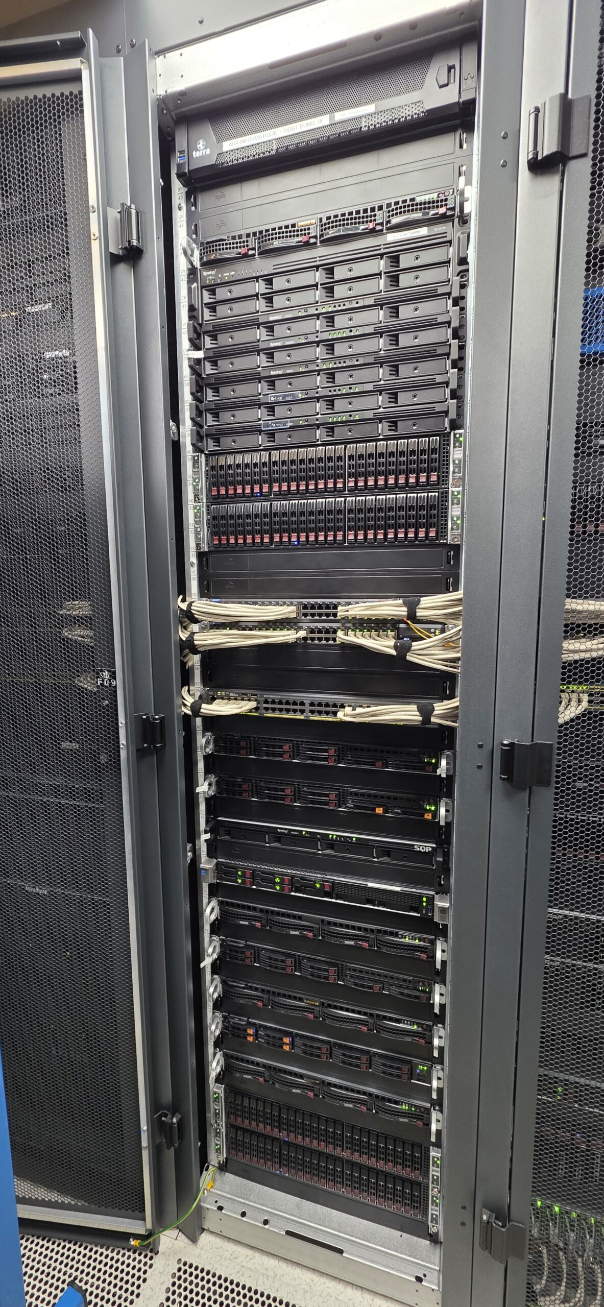 Baie de serveurs et équipements NAS Synology haute disponibilité utilisés par NeoByteServices pour l'hébergement de son coffre de données en France.