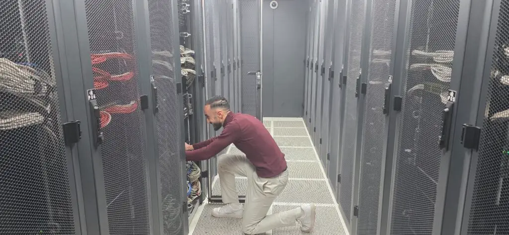Technicien expert NeoByteServices effectuant une intervention sur des baies de serveurs sécurisées dans un datacenter hébergé en France.
