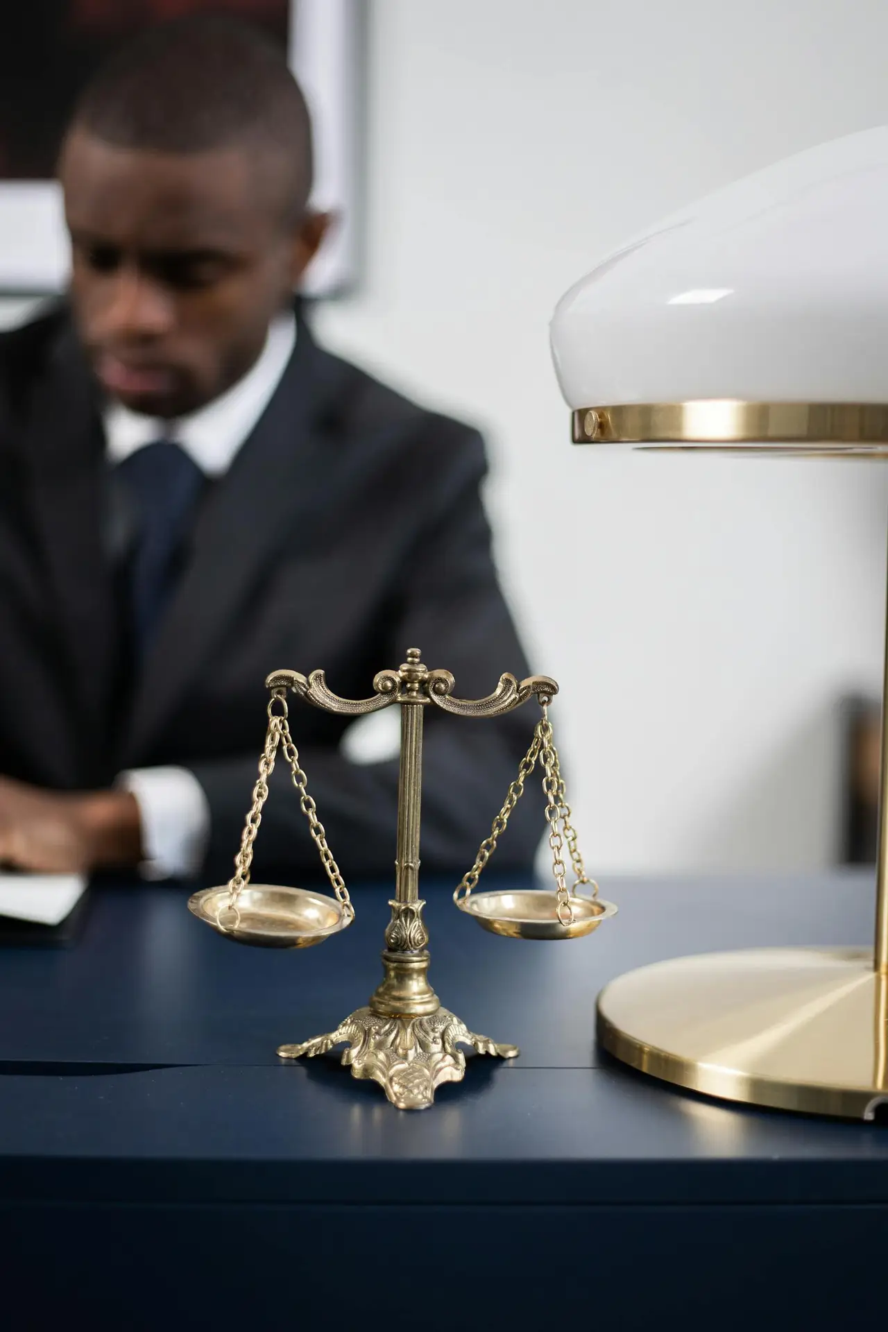 Avocate analysant des dossiers clients dans son cabinet, protection des données personnelles conforme RGPD