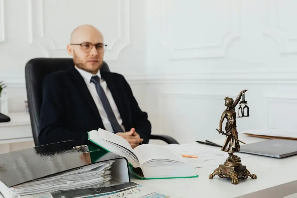 Sécurité informatique en cabinet d'avocats : obligations RGPD et secret professionnel en 2026 Avocat travaillant sur ordinateur portable dans son cabinet, sécurisation des dossiers clients selon le RGPD