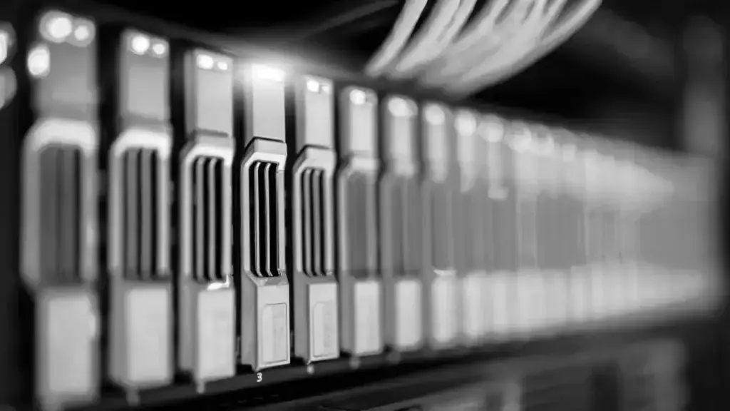 Baies de disques alignées dans un serveur en rack, illustration de la fin de support de Windows Server 2016 pour les PME